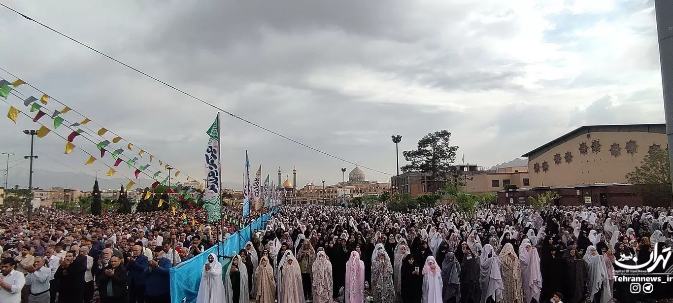 اقامه نماز بندگی در قبله تهران