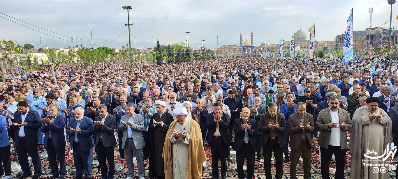 اقامه نماز بندگی در قبله تهران