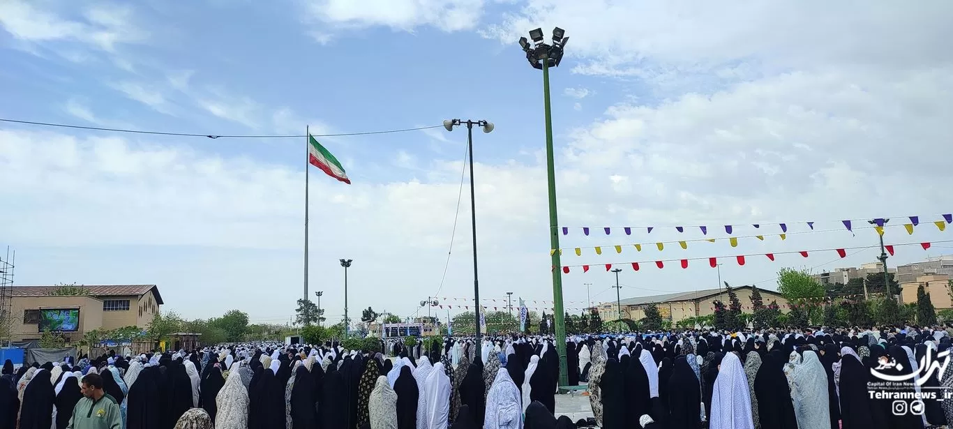 اقامه نماز بندگی در قبله تهران