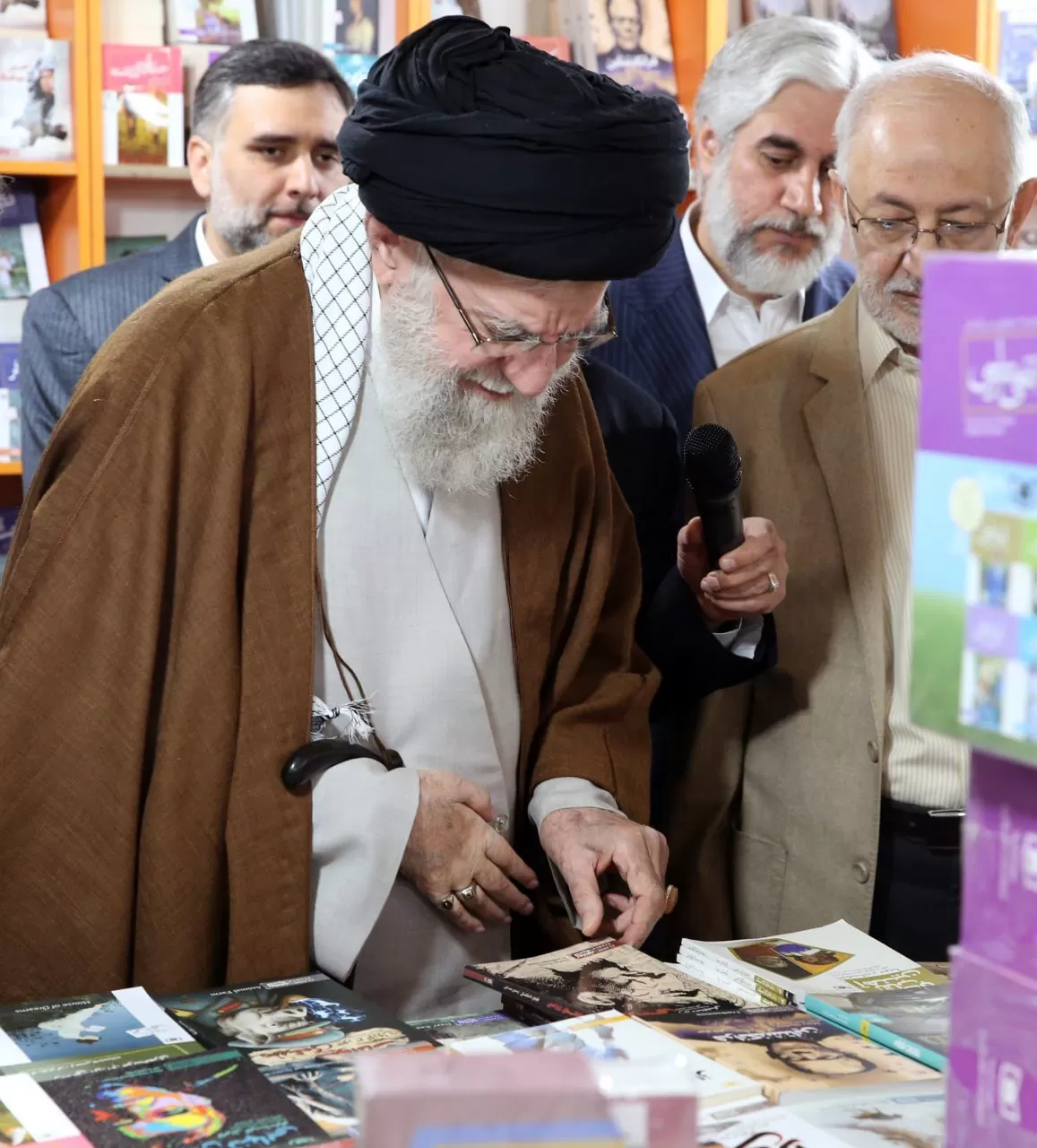 رهبر انقلاب اسلامی از نمایشگاه کتاب بازدید کردند