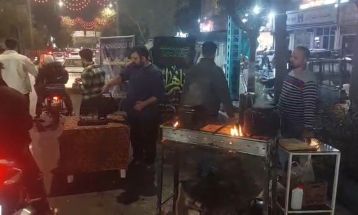 خدمت‌رسانی چایخانه سیار در شب‌های فاطمیه