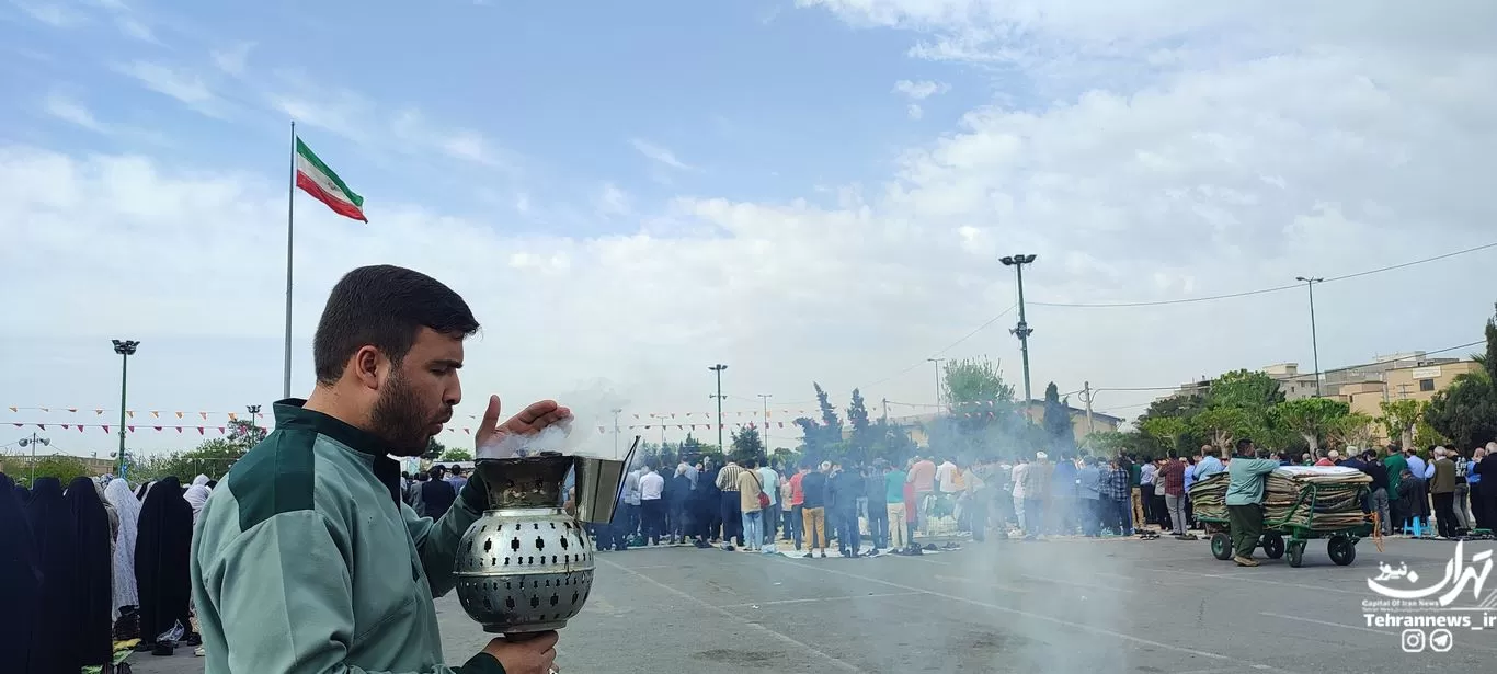 اقامه نماز بندگی در قبله تهران