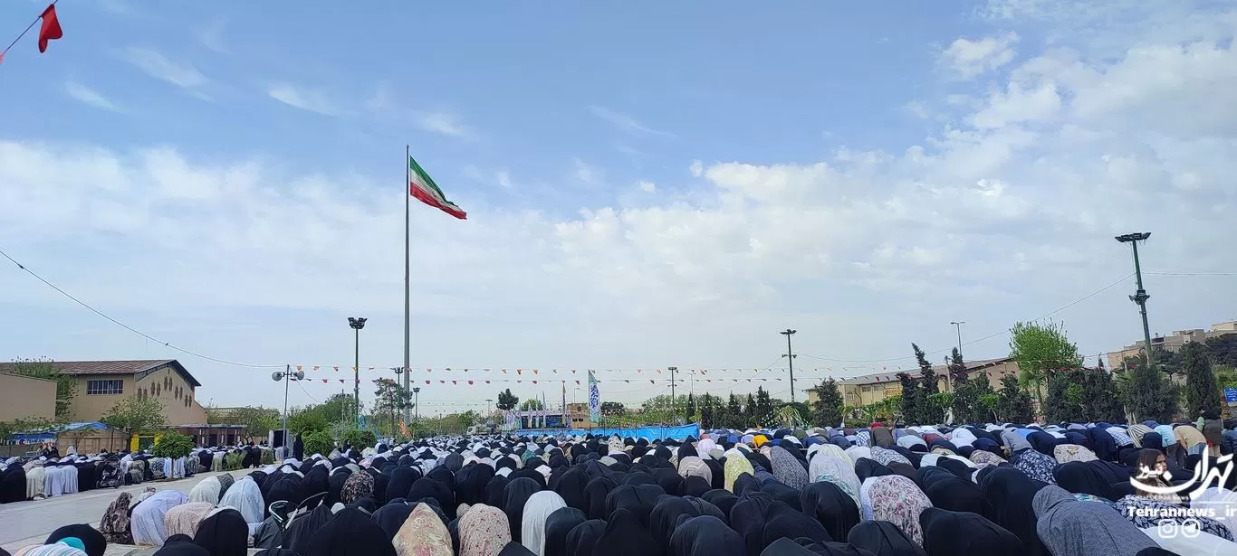 اقامه نماز بندگی در قبله تهران