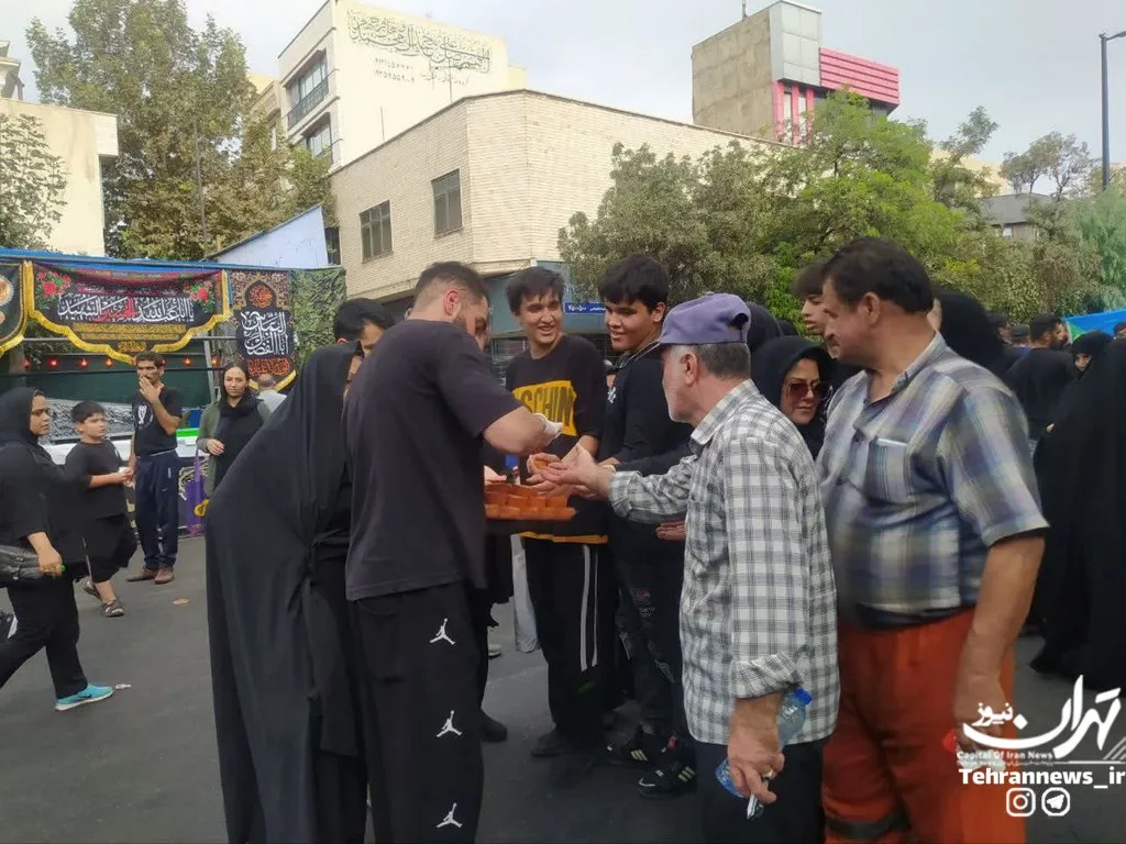 خدمت‌رسانی به دلدادگان حسینی پیر و جوان نمی‌شناسد